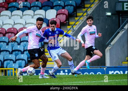 ROCHDALE, ROYAUME-UNI. 12th MARS Aaron Amadi-Holloway du Barrow FC sous la pression de Max Clark de Rochdale AFC lors du match de Sky Bet League 2 entre Rochdale et Barrow à la Crown Oil Arena, Rochdale, le samedi 12th mars 2022. (Credit: Ian Charles | MI News) Credit: MI News & Sport /Alay Live News Banque D'Images