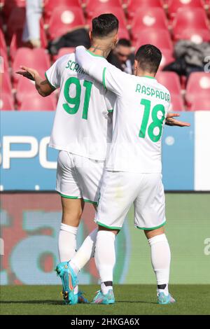 Gianluca Scamaca des États-Unis SASSUOLO célèbre après avoir inscrit un but avec Giacomo Raspadori des États-Unis SASSUOLO lors de la série Un match entre les États-Unis Salernitana et les États-Unis Sassuolo au Stadio Arechi le 12 mars 2022 à Salerno, en Italie. Banque D'Images