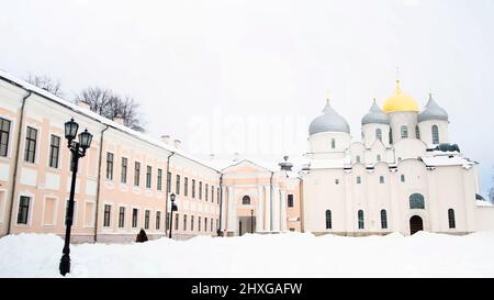 Cathédrale Sainte-Sophie et l'ensemble architectural Veliky Novgorod, Russie en hiver ensoleillé. Concept. Lieu historique avec un grand temple. Banque D'Images