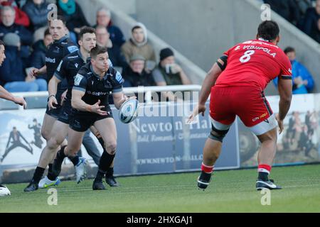 Newcastle, Royaume-Uni. 12th mars 2022. NEWCASTLE UPON TYNE, ROYAUME-UNI. 12th MARS Louis Schreuder de Newcastle Falcons passe au cours du match de première division de Gallagher entre Newcastle Falcons et Saracens à Kingston Park, Newcastle, le samedi 12th mars 2022. (Credit: Chris Lishman | MI News) Credit: MI News & Sport /Alay Live News Banque D'Images