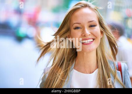Découvrir la grande ville. Une belle jeune femme dans les rues de New York. Banque D'Images