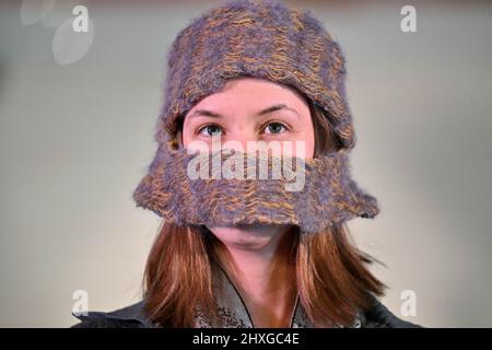 12 Mars 2022, Thuringe, Apolda: Un modèle montre le design du jeune designer Nastassia Volchus de la Weißensee Kunsthochschule Berlin lors d'un défilé de mode. Cette année, 16 étudiants des universités de Trèves et de Berlin ont participé à l'atelier traditionnel de tricotage à Apolda. En moins d'une semaine, ils ont pu mettre en œuvre leurs conceptions dans six sociétés régionales de tricotage et produire leurs propres collections. Les collections de l'atelier de tricotage et de textile Now 20th seront exposées, entre autres, le 2 juillet 2022, à la soirée de mode sur la place du marché d'Apolda. Photo: Martin Schutt/dpa-Zentr Banque D'Images