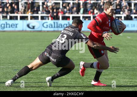 NEWCASTLE UPON TYNE, ROYAUME-UNI. 12th MARS Alex Goode de Saracens est attaqué par George Wacokecoke de Newcastle Falcons lors du match de Premiership Gallagher entre Newcastle Falcons et Saracens à Kingston Park, Newcastle, le samedi 12th mars 2022. (Crédit : Robert Smith | ACTUALITÉS MI) crédit : ACTUALITÉS MI et sport /Actualités Alay Live Banque D'Images