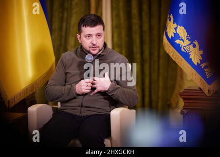 Le 12 mars 2022, le président ukrainien Volodymyr Zelensky a parlé avec les médias internationaux de la résistance de l'Ukraine à l'invasion russe de son pays par l'armée russe de Poutine. (Photo: Bureau de presse présidentiel de l'Ukraine) Banque D'Images