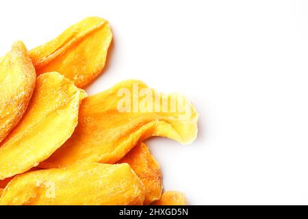 Tranches de fruits de mangue séchés biologiques isolées sur fond blanc Banque D'Images