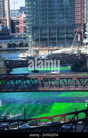 Chicago, Illinois, États-Unis. 12th mars 2022. Vue sur la rivière Chicago teints en vert à l'occasion de la Saint Patrick's Day à Chicago, Illinois, le 12 mars 2022. Crédit : Mpi34/Media Punch/Alamy Live News Banque D'Images