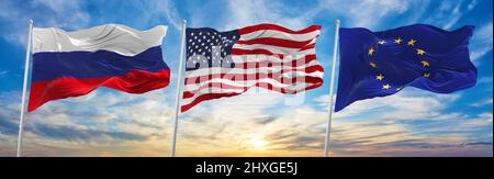 Trois drapeaux. États-Unis États-Unis d'Amérique , UE Union européenne et Russie agitant sur fond ciel nuageux au coucher du soleil, vue panoramique. . Concept du G Banque D'Images