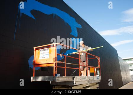 Tauranga Nouvelle-Zélande - décembre 11 2015; artistes de rue au travail peignant des œuvres d'art de rue à grande échelle sur le mur de construction de la ville Banque D'Images