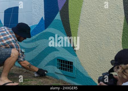 Tauranga Nouvelle-Zélande - décembre 11 2015; artistes de rue au travail peignant de grandes œuvres d'art de rue à motifs sur le mur de construction de la ville Banque D'Images