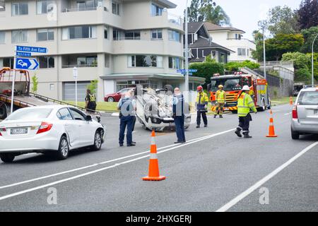 Tauranga Nouvelle-Zélande - décembre 16 2015; police, ambulance et service d'incendie assistent à un accident de voiture dans la rue de la ville. Banque D'Images