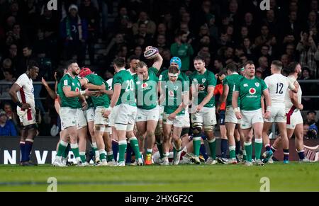 Le Finlay Bealham d'Irlande (avec ballon) et ses coéquipiers célèbrent leur cinquième essai lors du match Guinness des six Nations au stade de Twickenham, Londres. Date de la photo: Samedi 12 mars 2022. Banque D'Images