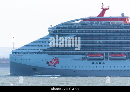 Southend on Sea, Essex, Royaume-Uni. 12th mars 2022. Le vaillant Lady est le nouveau navire de croisière pour Virgin Voyages et est arrivé au terminal de croisière de Tilbury le 10th mars pour une soirée de lancement. Elle est vue repart en mer le long de l'estuaire de la Tamise en direction de Liverpool dans le cadre d'une visite promotionnelle du Royaume-Uni, et d'un voyage « MerMaiden » à Zeebrugge vendredi. Le bateau de croisière «adultes seulement» de 2 700 passagers effectuera ensuite de courts voyages au départ de Portsmouth avant de déménager à Barcelone pour des croisières en Méditerranée occidentale Banque D'Images