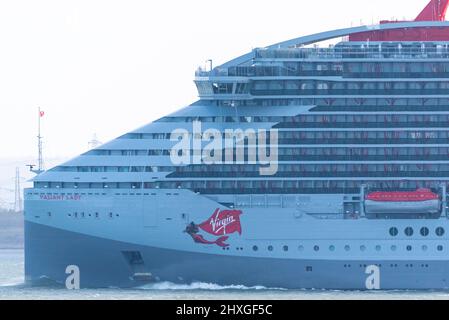 Southend on Sea, Essex, Royaume-Uni. 12th mars 2022. Le vaillant Lady est le nouveau navire de croisière pour Virgin Voyages et est arrivé au terminal de croisière de Tilbury le 10th mars pour une soirée de lancement. Elle est vue repart en mer le long de l'estuaire de la Tamise en direction de Liverpool dans le cadre d'une visite promotionnelle du Royaume-Uni, et d'un voyage « MerMaiden » à Zeebrugge vendredi. Le bateau de croisière «adultes seulement» de 2 700 passagers effectuera ensuite de courts voyages au départ de Portsmouth avant de déménager à Barcelone pour des croisières en Méditerranée occidentale Banque D'Images