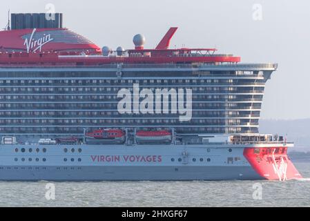 Southend on Sea, Essex, Royaume-Uni. 12th mars 2022. Le vaillant Lady est le nouveau navire de croisière pour Virgin Voyages et est arrivé au terminal de croisière de Tilbury le 10th mars pour une soirée de lancement. Elle est vue repart en mer le long de l'estuaire de la Tamise en direction de Liverpool dans le cadre d'une visite promotionnelle du Royaume-Uni, et d'un voyage « MerMaiden » à Zeebrugge vendredi. Le bateau de croisière «adultes seulement» de 2 700 passagers effectuera ensuite de courts voyages au départ de Portsmouth avant de déménager à Barcelone pour des croisières en Méditerranée occidentale Banque D'Images