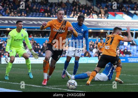 Tom Eaves #9 de Hull City contrôle la balle à l'intérieur de la boîte de Birmingham City Banque D'Images