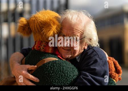 Le grand-père embrasse la petite-fille après une longue séparation, se rencontrant à l'extérieur Banque D'Images