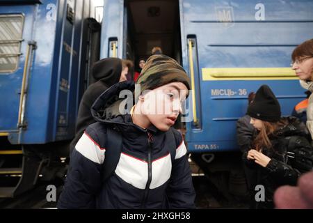 Lviv, Ukraine. 12th mars 2022. Les réfugiés ukrainiens passent par la gare de Lviv car beaucoup de personnes fuient vers les pays voisins dans le cadre de l'invasion russe, à Lviv, en Ukraine, le 12 mars 2022. (Image de crédit : © Bryan Smith/ZUMA Press Wire) Banque D'Images