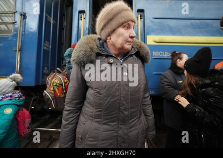 Lviv, Ukraine. 12th mars 2022. Les réfugiés ukrainiens passent par la gare de Lviv car beaucoup de personnes fuient vers les pays voisins dans le cadre de l'invasion russe, à Lviv, en Ukraine, le 12 mars 2022. (Image de crédit : © Bryan Smith/ZUMA Press Wire) Banque D'Images