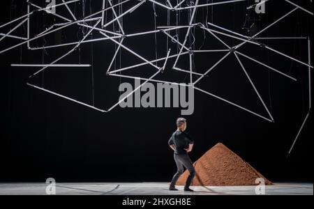 Sadlers Wells, Londres, Royaume-Uni. 12 mars 2022. L'espace de vie a toujours fasciné Christian Rizzo. Une maison (une maison) est une pièce de théâtre hybride, dans laquelle les artistes entrent dans un dialogue avec une structure d'éclairage mobile suspendue. La scène devient progressivement couverte de terre, la maison est un espace où les corps circulent, murmures, résonnent. L'entreprise joue des rencontres et des conflits, la solitude et la communauté. La représentation se déroule les 12 et 13 mars 2022 dans le cadre du festival Dance Reflections de Van Cleef & Arpels. Crédit : Malcolm Park/Alay Live News Banque D'Images