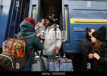 Lviv, Ukraine. 12th mars 2022. Les réfugiés ukrainiens passent par la gare de Lviv car beaucoup de personnes fuient vers les pays voisins dans le cadre de l'invasion russe, à Lviv, en Ukraine, le 12 mars 2022. (Image de crédit : © Bryan Smith/ZUMA Press Wire) Banque D'Images