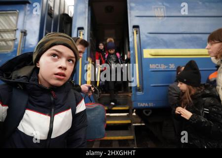 Lviv, Ukraine. 12th mars 2022. Les réfugiés ukrainiens passent par la gare de Lviv car beaucoup de personnes fuient vers les pays voisins dans le cadre de l'invasion russe, à Lviv, en Ukraine, le 12 mars 2022. (Image de crédit : © Bryan Smith/ZUMA Press Wire) Banque D'Images