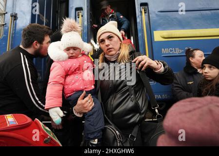 Lviv, Ukraine. 12th mars 2022. Les réfugiés ukrainiens passent par la gare de Lviv car beaucoup de personnes fuient vers les pays voisins dans le cadre de l'invasion russe, à Lviv, en Ukraine, le 12 mars 2022. (Image de crédit : © Bryan Smith/ZUMA Press Wire) Banque D'Images