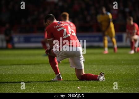 Nottingham, Royaume-Uni. 12th mars 2022. Scott McKenna (26 forêt) prend le genou pendant le jeu de Champioinship de l'EFL entre la forêt de Nottingham et la lecture à City Ground à Nottingham, Angleterre Paul Bisser/SPP crédit: SPP Sport Press photo. /Alamy Live News Banque D'Images