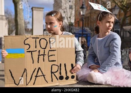 Londres, Angleterre, Royaume-Uni. 12th mars 2022. Enfant tient un écriteau qui indique Stop the War. Les manifestants ukrainiens ont manifesté face à Downing Street contre l'invasion russe de leur pays le 17th jour du conflit. (Image de crédit : © Thomas Krych/ZUMA Press Wire) Banque D'Images