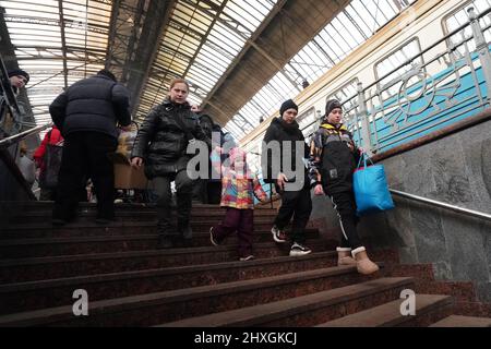 Lviv, Ukraine. 12th mars 2022. Les réfugiés ukrainiens passent par la gare de Lviv car beaucoup de personnes fuient vers les pays voisins dans le cadre de l'invasion russe, à Lviv, en Ukraine, le 12 mars 2022. (Image de crédit : © Bryan Smith/ZUMA Press Wire) Banque D'Images