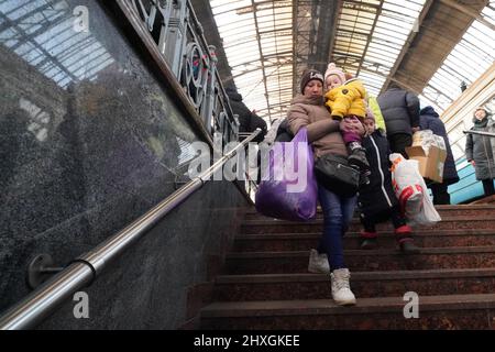 Lviv, Ukraine. 12th mars 2022. Les réfugiés ukrainiens passent par la gare de Lviv car beaucoup de personnes fuient vers les pays voisins dans le cadre de l'invasion russe, à Lviv, en Ukraine, le 12 mars 2022. (Image de crédit : © Bryan Smith/ZUMA Press Wire) Banque D'Images