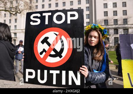 Londres, Angleterre, Royaume-Uni. 12th mars 2022. Le manifestant tient un écriteau qui se lit sur Stop Poutine. Les manifestants ukrainiens ont manifesté face à Downing Street contre l'invasion russe de leur pays le 17th jour du conflit. (Image de crédit : © Thomas Krych/ZUMA Press Wire) Banque D'Images