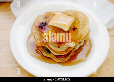 Crêpes saines aux fraises et aux myrtilles servies avec du sirop et du beurre Banque D'Images