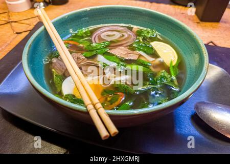 Soupe asiatique au bœuf, nouilles et œufs, semblable au pho bo ou au ramen. Banque D'Images