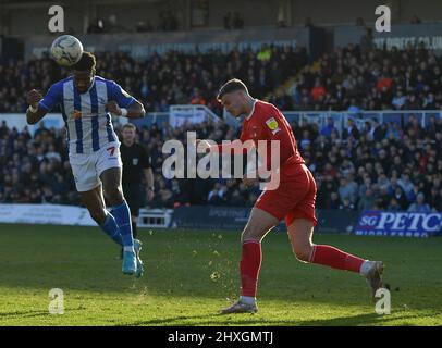 Hartlepool, Royaume-Uni. 12th mars 2022. HARTLEPOOL, ROYAUME-UNI. 12th MARS Omar Bogle, de Hartlepool United, est à la tête du match de la Sky Bet League 2 entre Hartlepool United et Leyton Orient à Victoria Park, Hartlepool, le samedi 12th mars 2022. (Crédit : Scott Llewellyn | MI News) crédit : MI News & Sport /Alay Live News Banque D'Images