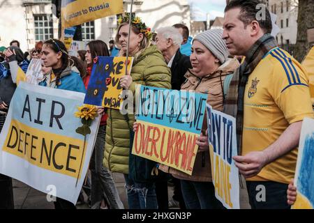 Londres, Royaume-Uni, 12th mars 2022. Ukraine les ressortissants et les partisans continuent de se rassembler à Whitehall, en face de Downing Street, et appellent à une action plus importante contre la Russie pour l'invasion de l'Ukraine par la communauté internationale. Banque D'Images