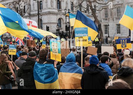 Londres, Royaume-Uni, 12th mars 2022. Ukraine les ressortissants et les partisans continuent de se rassembler à Whitehall, en face de Downing Street, et appellent à une action plus importante contre la Russie pour l'invasion de l'Ukraine par la communauté internationale. Banque D'Images