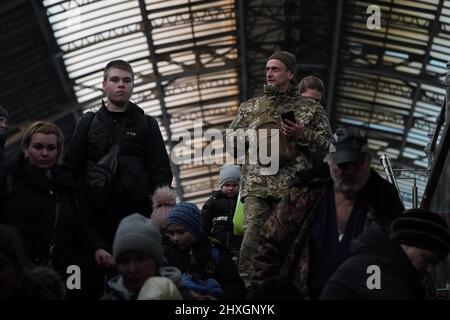 Lviv, Ukraine. 12th mars 2022. Les réfugiés ukrainiens passent par la gare de Lviv car beaucoup de personnes fuient vers les pays voisins dans le cadre de l'invasion russe, à Lviv, en Ukraine, le 12 mars 2022. (Image de crédit : © Bryan Smith/ZUMA Press Wire) Banque D'Images