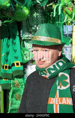 Jimmy, le vendeur de chapeau sur la rue O'connell à Dublin, se prépare pour le défilé de la St Patricks de 2022, après une absence de deux ans. Banque D'Images