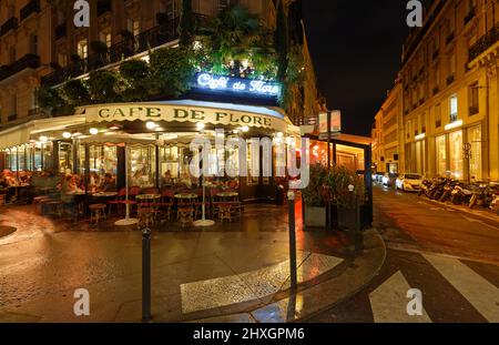 Le célèbre café les de flore à la soirée des pluies . Il est situé sur le boulevard Saint-Germain . Banque D'Images