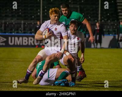 Barnett, Londres, Royaume-Uni. 12th mars 2022. George Henry (15 - Angleterre U20) change rapidement de direction dans le match entre l'Angleterre U20 et l'Irlande U20 dans le Championnat des six Nations des moins de 20 ans au Stade StoneX, Barnett, Londres le 12th mars 2021 Claire Jeffrey/SPP crédit: SPP Sport Press photo. /Alamy Live News Banque D'Images