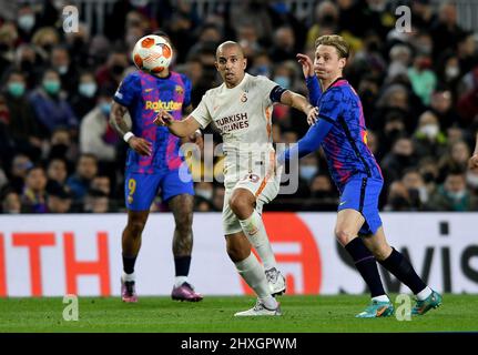 Barcelone,Espagne.10 mars,2022. Sofiane Feghouli (89) de Galatasaray (à gauche) vies avec Frenkie de Jong (21) du FC Barcelone pendant la Ligue Europa ma Banque D'Images