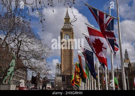 Londres, Royaume-Uni. 12th mars 2022. Des drapeaux nationaux ont été installés sur la place du Parlement avant le jour du Commonwealth, la célébration annuelle des pays du Commonwealth, qui a lieu le 14th mars. Credit: Vuk Valcic/Alamy Live News Banque D'Images