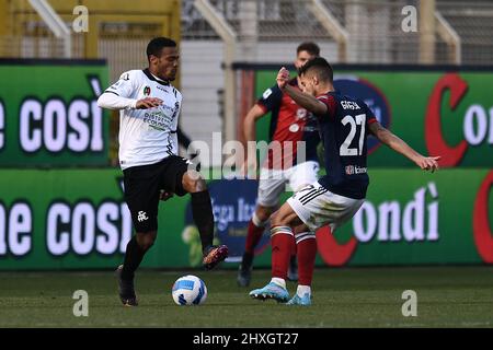 Kelvin Amian (Spezia)Alberto Grassi (Cagliari) pendant l'italien 'erie Un match entre Spezia 2-0 Cagliari au stade Alberto Picco le 12 mars 2022 à la Spezia, Italie. Credit: Maurizio Borsari/AFLO/Alay Live News Banque D'Images