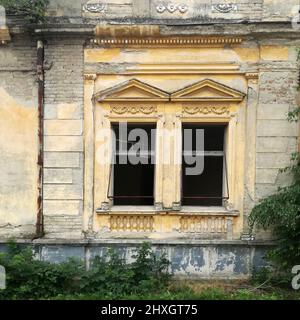 Deux fenêtres sur le mur d'une ancienne maison à mol, Backa, Serbie. Banque D'Images