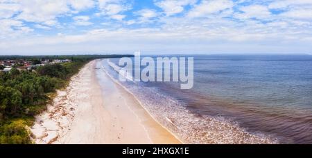 Plage et baie de Callala sur la baie de Jervis, côte pittoresque de l'australie - panorama aérien sur les sables blancs. Banque D'Images