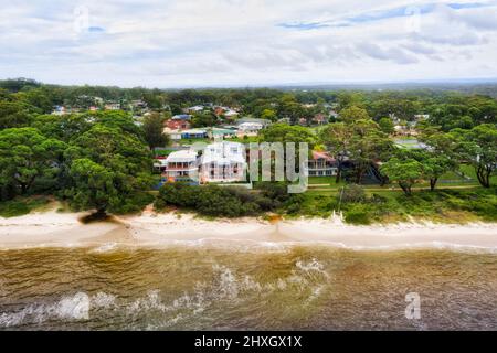 Front de mer de la ville de Vincential sur la plage de Collingwood dans la baie de Jervis - vue aérienne de la mer à la terre. Banque D'Images