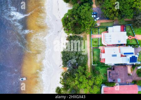 Front de mer de la plage de Collingwood dans la ville de Vincential à la baie de Jervis - vue aérienne en haut. Banque D'Images