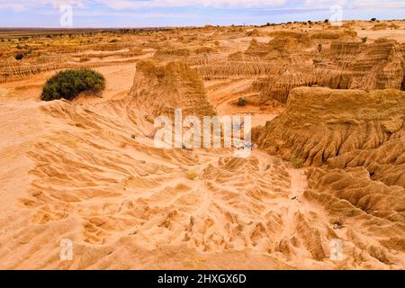 Lac sec et aride lit de Mungo parc national murs de chine paysage près de Red top guetteur. Banque D'Images