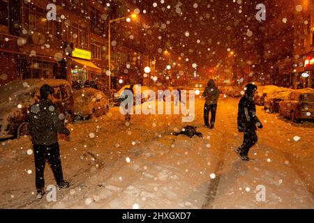 12 mars 2022: Scènes de gens s'amuser dans les rues de Kadikoy sous de fortes chutes de neige dans la soirée à Istanbul, Turquie, le 12 mars 2022. La chute de neige, qui se poursuit par intermittence depuis mars 9, à Istanbul, mise en garde par la météorologie avec une alarme ''orange'', a augmenté son effet dans la soirée. (Image de crédit : © Tolga Ildun/ZUMA Press Wire) Banque D'Images