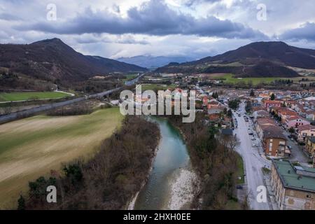 Vue aérienne de la ville d'Acqualagna dans la région des Marches en Italie Banque D'Images